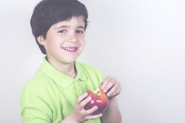 çocuk beyaz bir arka plan üzerinde apple ile