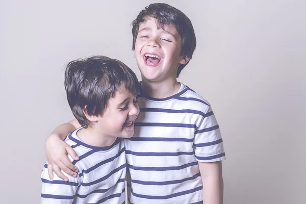 Sonrientes hermanos con camisa a rayas — Foto de Stock