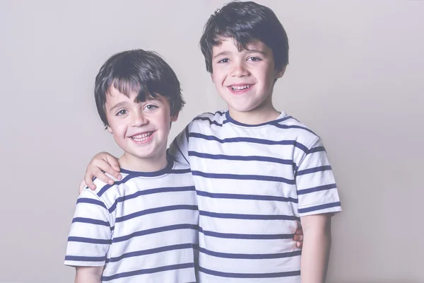 Fratelli sorridenti con camicia a righe — Foto Stock