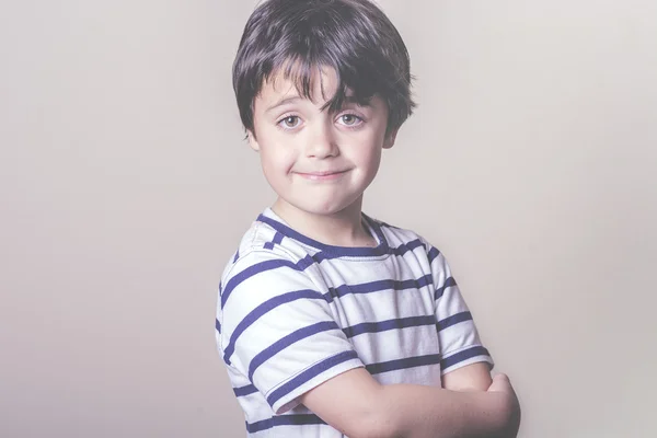 Счастливый ребенок в полосатой рубашке — стоковое фото
