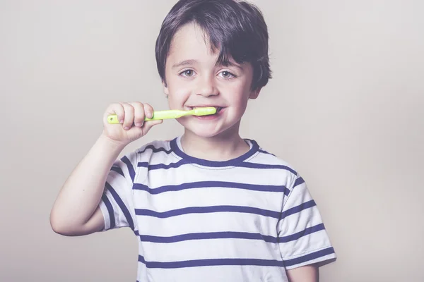 Lyckligt barn borstar tänderna — Stockfoto