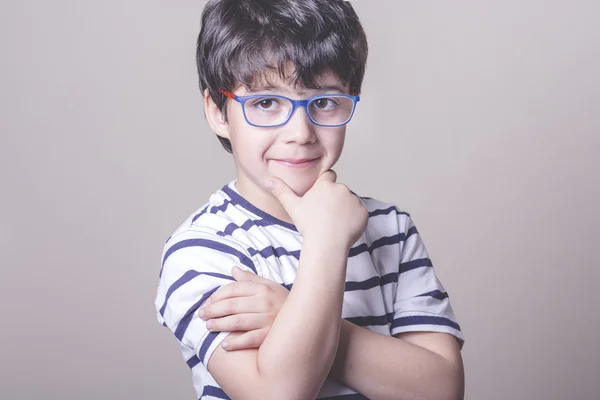 Niño sonriente con gafas — Foto de Stock