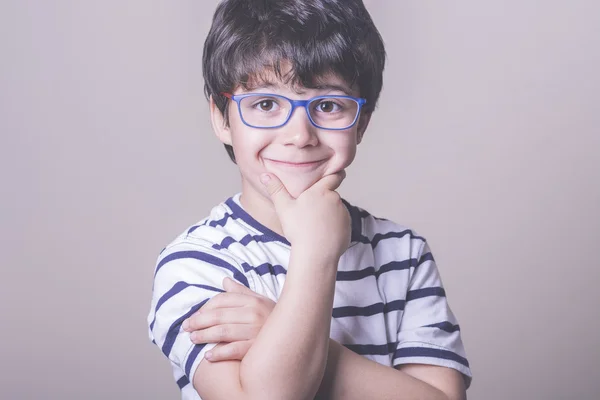 Lachende jongen met glazen — Stockfoto
