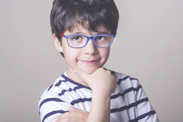 Menino sorridente com óculos — Fotografia de Stock