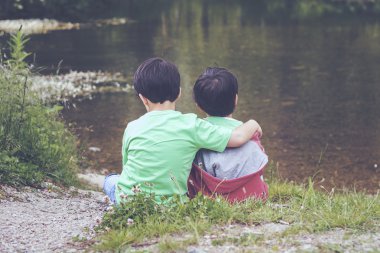 nehir izlerken kucakladı kardeşler