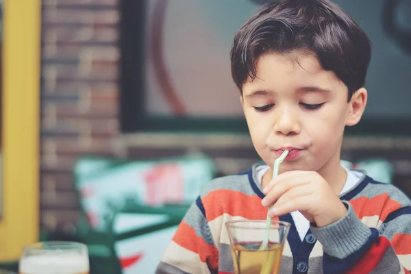 Niño feliz bebiendo jugo — Foto de Stock