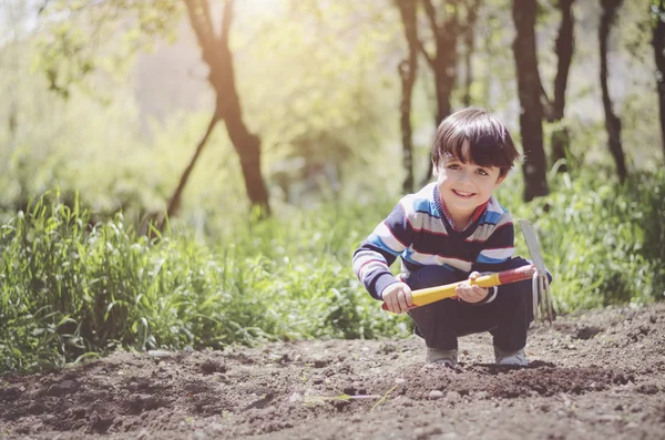 Szczęśliwy chłopiec w ogrodzie — Zdjęcie stockowe