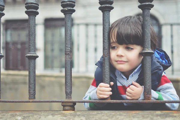 Хлопчик чекає за парканом — стокове фото