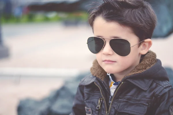 Niño con gafas de sol y chaqueta de cuero — Foto de Stock