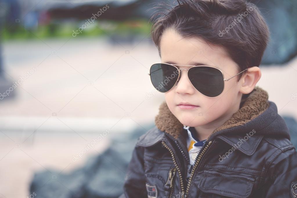 Da Bambino Gli Foto Stock Di Sole E Pelle Giacca — Con Occhiali uK315FTlJc