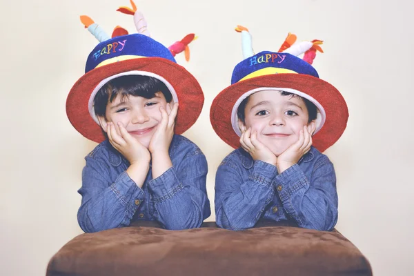 Hermanos felices celebrando su cumpleaños — Foto de Stock