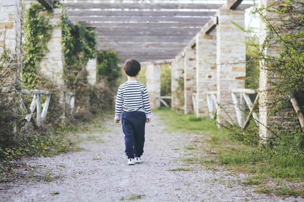 Kind läuft auf Straße — Stockfoto