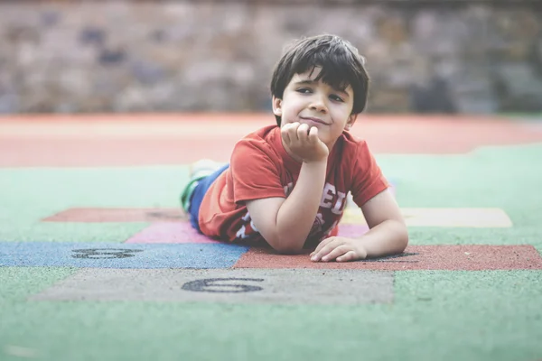 Lycklig pojke leker på lekplatsen — Stockfoto