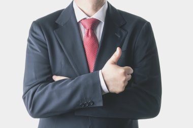 Takım elbise ve kravat ile olumlu iş adamı