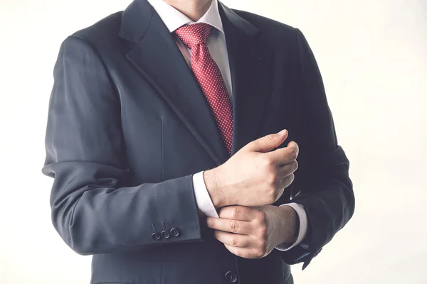 成功するビジネス人彼のスーツのボタン — ストック写真