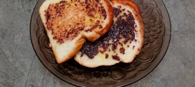 Kavrulmuş beyaz ekmek dilimleri Parlak ve kahverengi görünüyor.