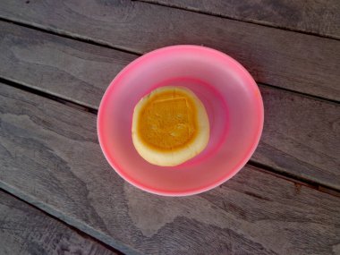 Bakpia adı verilen yuvarlak bir aperatif Yogyakarta şehrinden gelmektedir. Plastik bir tabakta servis ediliyor..