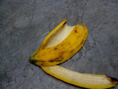 Muz kabuğu atığı dikkatsizce atılır..