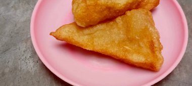 Solo şehrinden tipik bir aperatif olan Gatot Goreng 'in rendelenmiş kasavadan özel çıtır çıtır ve lezzetli bir dokusu var..