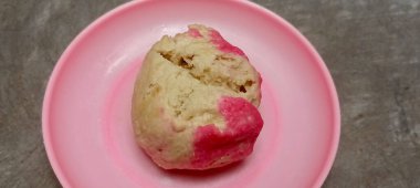 Moho keki ya da Hwat Kwee nadir bulunan geleneksel bir aperatiftir. Buğulanmış sünger kekinden daha yoğun bir dokusu ve fermente edilmiş kasava aromalı tatlı bir tadı vardır.