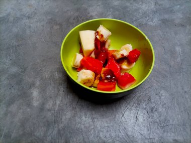 Taze tropikal meyve salatası ve yeşil pide baharatlı ve tatlı palmiye şekeri sosu..