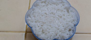 Dekoratif mavi çiçek şeklinde bir kalıba doldurulmuş pişmiş beyaz pirinç manzarası servis için hazır..