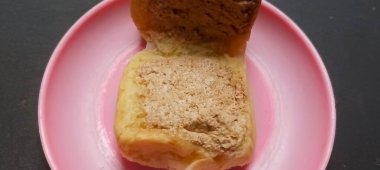 Otantik Endonezya ekmeği, tatlı tereyağı sürülmüş, pembe bir tabakta servis ediliyor..