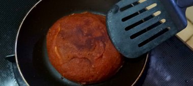 Kahve aromalı tatlı ekmek, siyah yapışmaz tavada pişirilmiş..