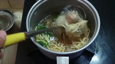 Ev yapımı Endonezya köfteleri fırında pişiyor..