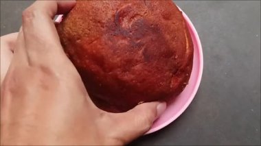 Tatlı ekmek, bol ve yumuşak kahve aromalı ve çıtır çıtır bir tabakta servis ediliyor..