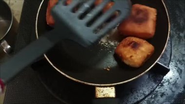 Odading adı verilen Endonezya sokak yemekleri sıcak tavada pişiriliyor..