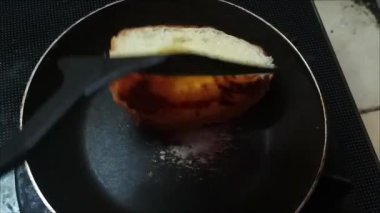 Siyah tavada kızarmış ekmek. Basit bir kahvaltı yemeği..