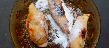 Golden Fried Empanada 'lar Pudra Şekeri ile Tozlandı.