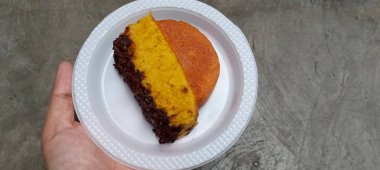 Beyaz tabağa çikolata parçacıkları serpiştirilmiş ev yapımı Endonezya Pukis kek diliminin yakın plan görüntüsü. Geleneksel tatlı atıştırmalık.