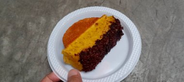 Beyaz tabağa çikolata parçacıkları serpiştirilmiş ev yapımı Endonezya Pukis kek diliminin yakın plan görüntüsü. Geleneksel tatlı atıştırmalık.