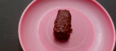 Lezzetli dört katmanlı bir waffle aperatifi: gofret, karamel, pirinç gevreği ve çikolata, çıtır çıtır ama yumuşak bir doku sağlıyor..