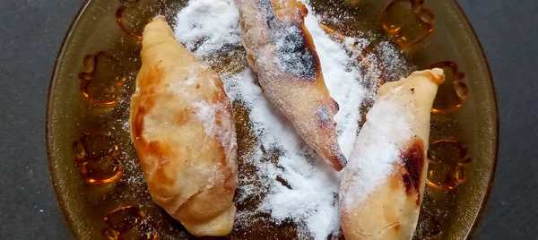 Golden Fried Empanada 'lar Pudra Şekeri ile Tozlandı.