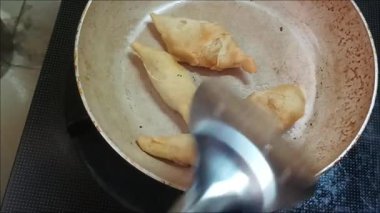 Geleneksel Endonezya aperatifi Pisang Molen, tavada yeni pişmiş..