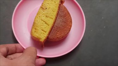 Bir parça Pukis keki, pembe bir tabağa çikolata serpiştirilmiş..