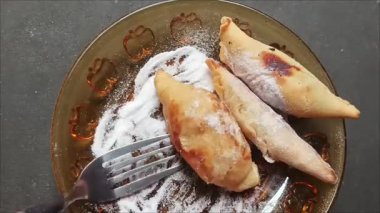 Geleneksel Endonezya aperatifi Pisang Molen bir tabakta servis edildi ve üzerine şeker serpildi..