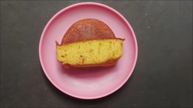 Bir parça Pukis keki, pembe bir tabağa çikolata serpiştirilmiş..