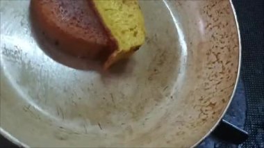 Pukis kekleri bir tavada pişiriliyor, böylece yendiğinde tadı güzel oluyor..