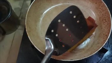 Pukis kekleri bir tavada pişiriliyor, böylece yendiğinde tadı güzel oluyor..