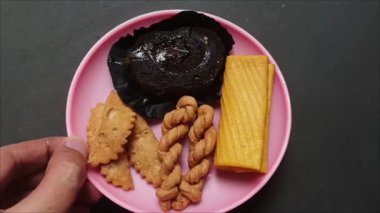 Endonezya pazarı tatlıları ve hamur işleri arasında Twisted Cookies, Pastel ve Chocolate Cake de var..