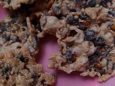 Detaylı makro çekimler geleneksel Endonezya usulü kızartılmış rempeyek krakerlerinin siyah soya fasulyeli gevrek dokusunu gözler önüne seriyor..