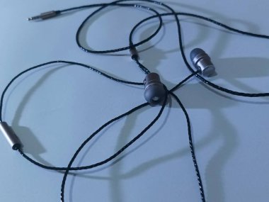 Kulak içi monitörlerde 3.5 mm 'lik kriko var. Müzik severler için ses yalıtımlı kulaklıklar.