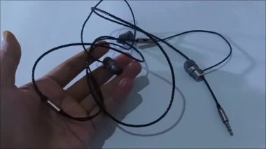 Kulak içi monitörden kablo ve 3.5 mm 'lik kriko. Müzik severler için ses yalıtımlı müzik kulaklıkları..