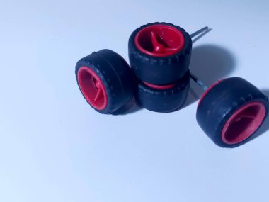 Profesyonel kauçuk lastikler ve küçük ölçekli motorlu yarış arabaları ve yarışma pistleri için plastik tekerlekler.