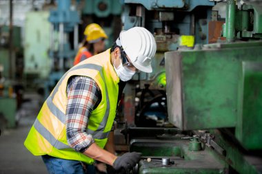 Mühendisler fabrikada cnc makinesi kullanıyorlar.