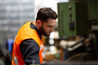 Elektronik kontrol panelinde düğmelere basan ve modern fabrikada çalışan makine birimlerine bakarken kameraya bakan gülümseyen işçilerin portresi, fabrika, profesyonel, istihbarat, planlama, endüstri
